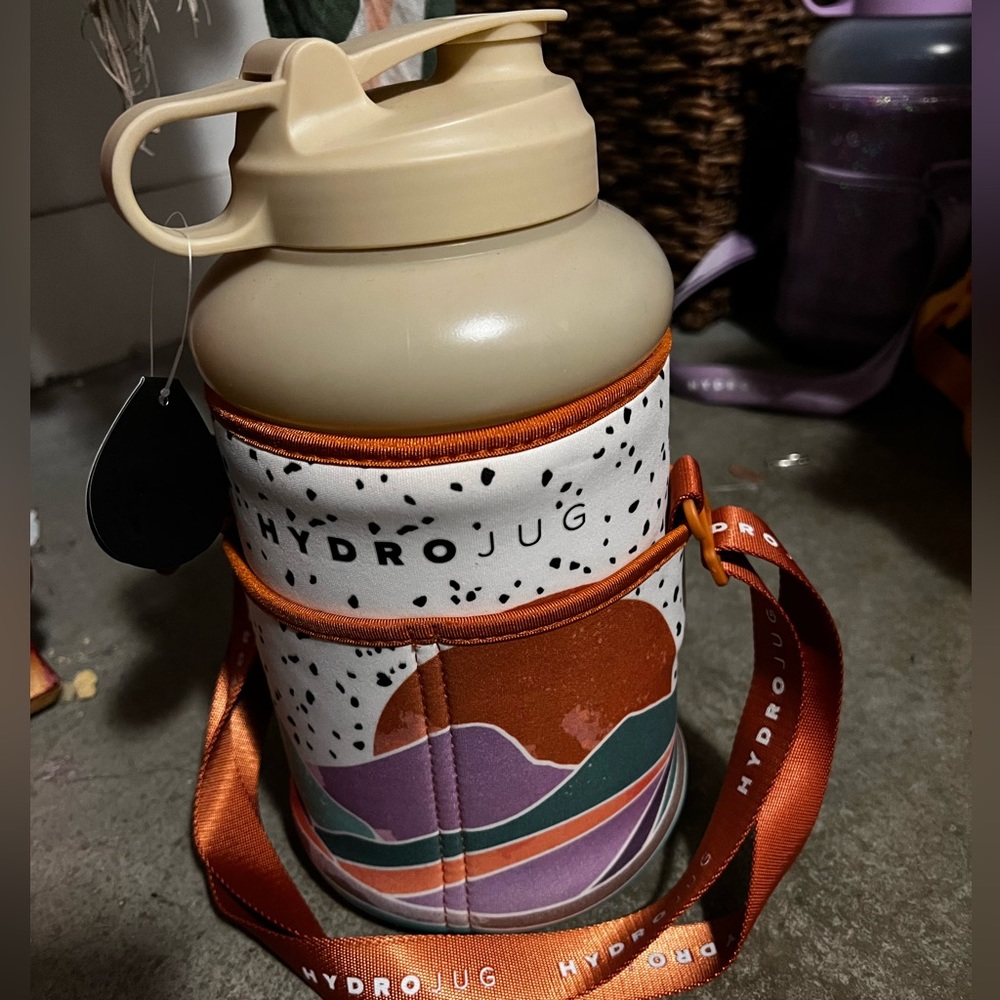 Tan hydrojug with mountain sleeve